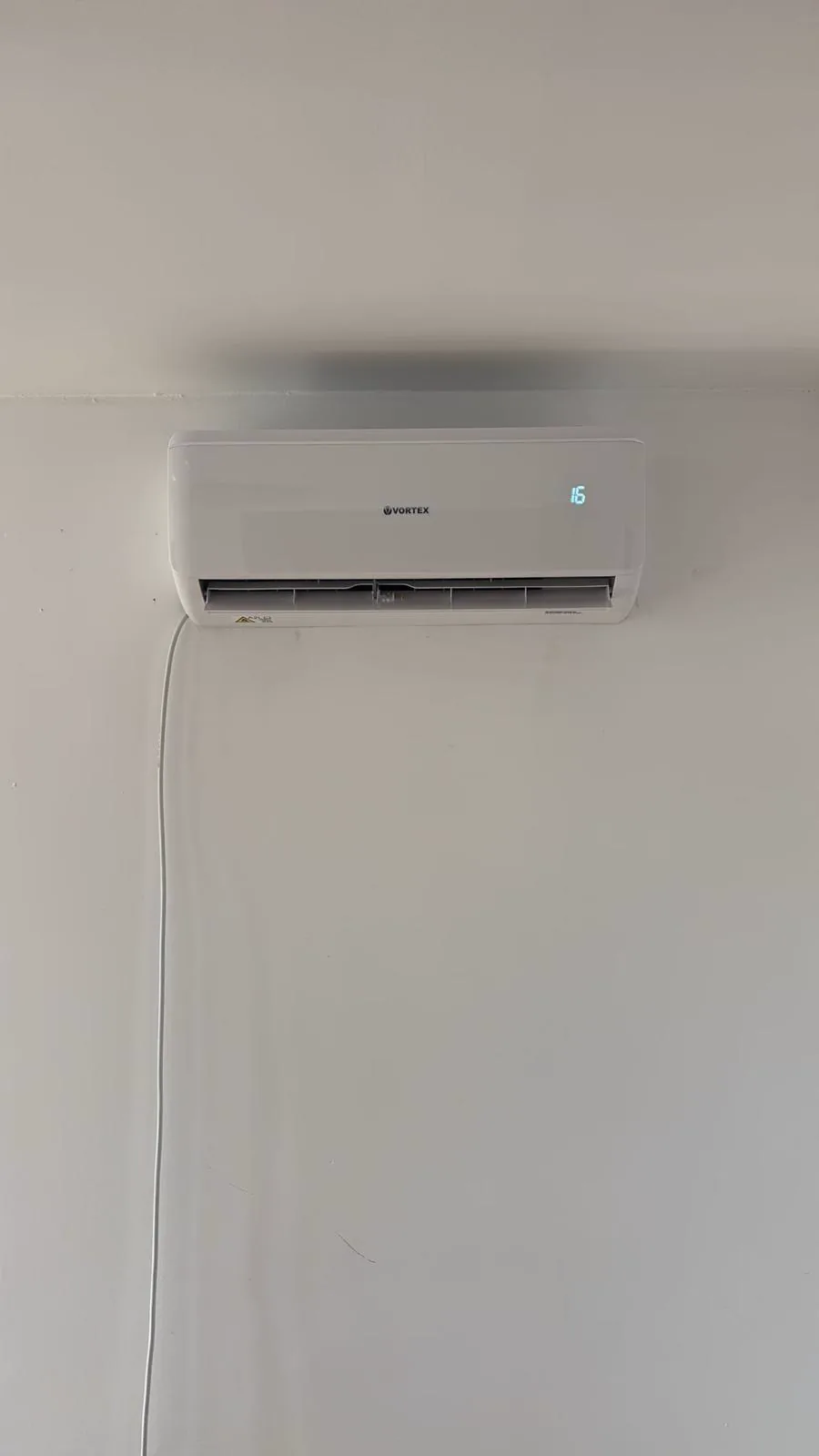 Aparat de aer conditionat Vortex montat pe perete la interior