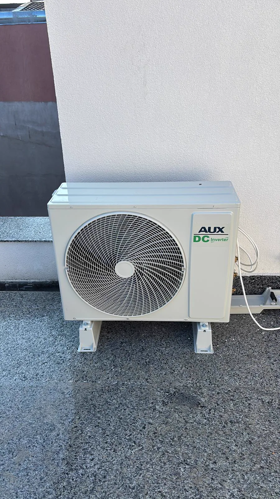 Unitate exterioara AUX montata pe terasa pentru aparat de aer conditionat