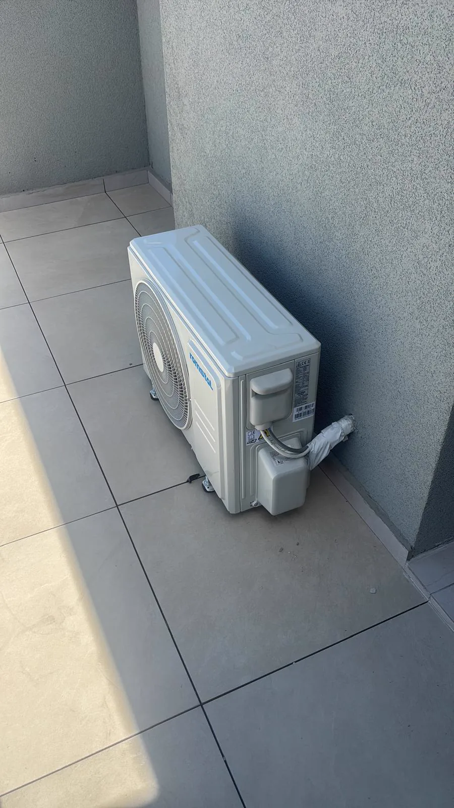 Unitate exterioara Romstal montata pe balcon pentru aer conditionat