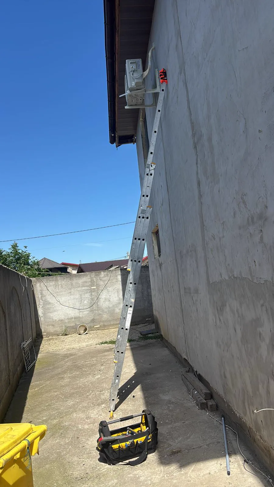 Scara si trusa de lucru pentru montaj unitate exterioara la casa