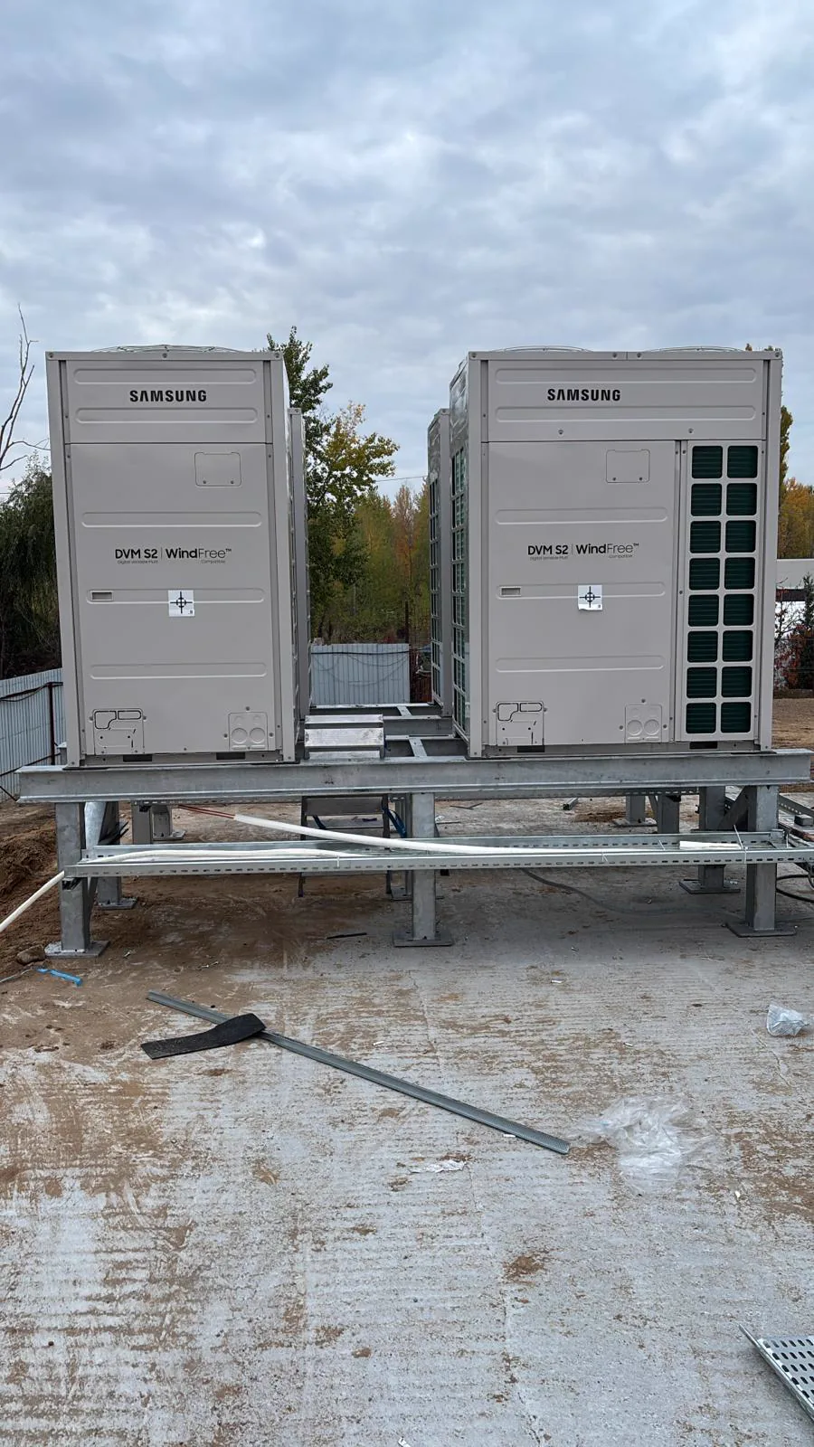 Unitati exterioare Samsung DVM S2 montate pe structura metalica pentru climatizare comerciala